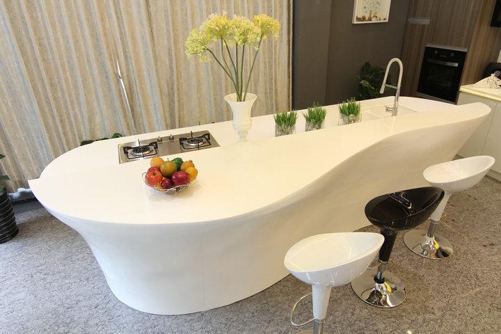 Bancada curva esculpida em Corian®