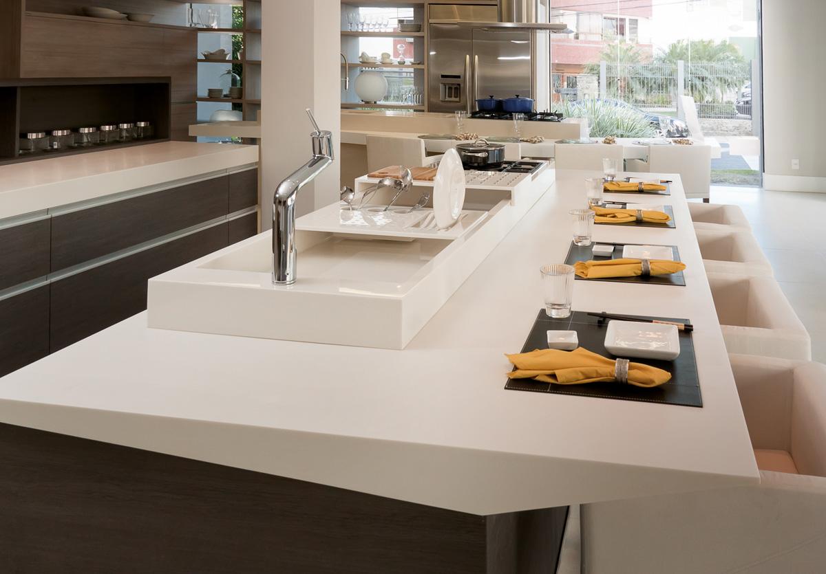 Ilha de cozinha esculpida em Corian®
