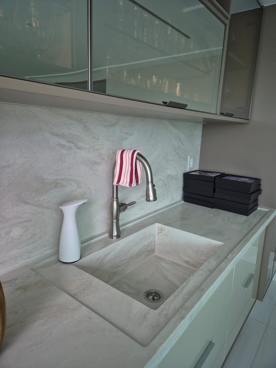 Bancada de cozinha esculpida em Corian®