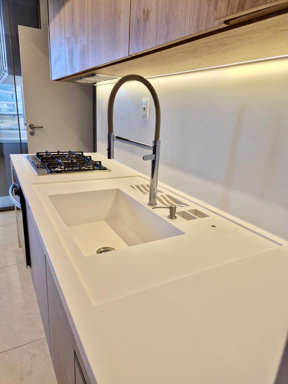 Cozinha com cooktop e cuba em Corian®
