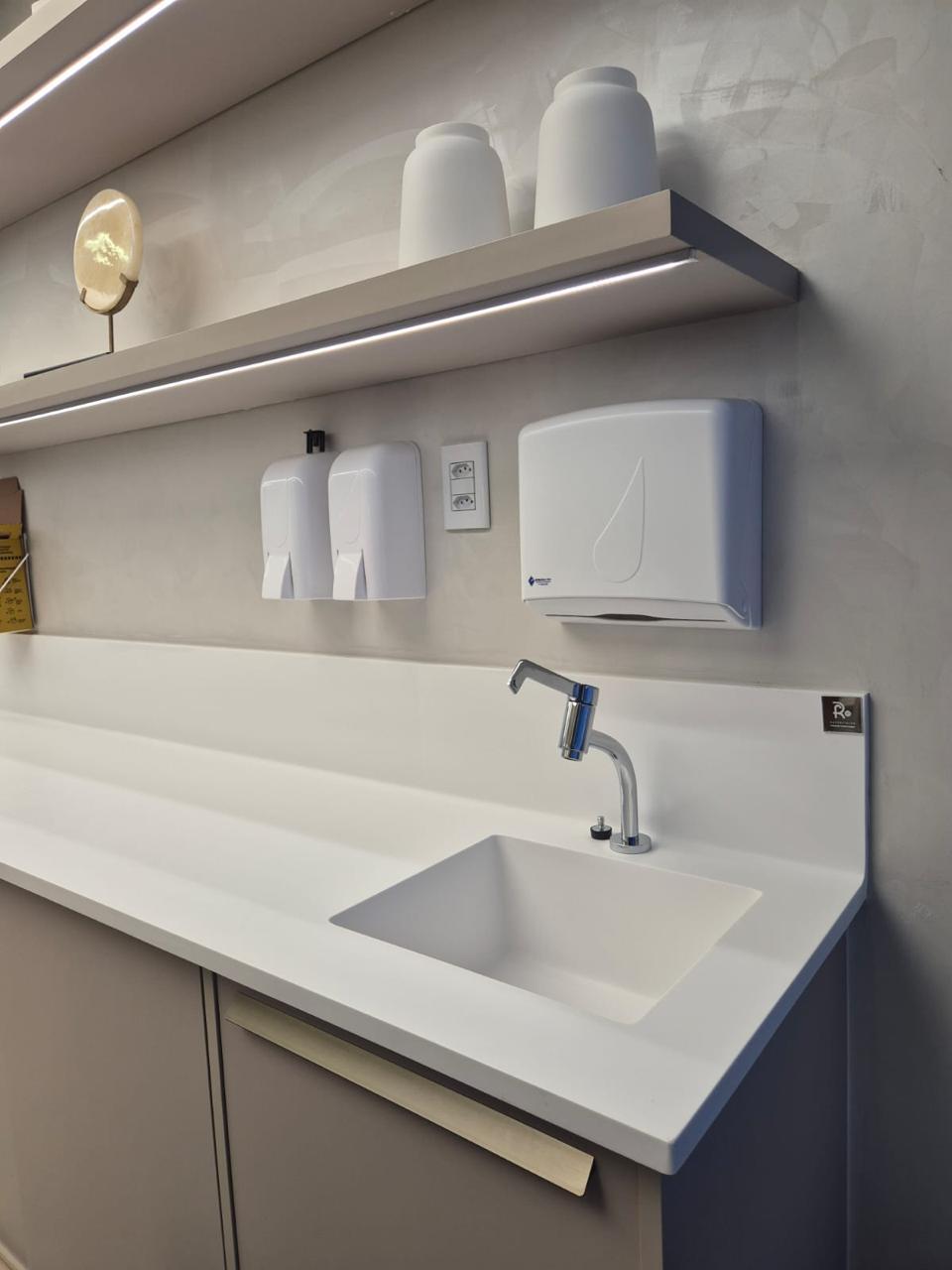 Área de serviço com cuba em Corian®