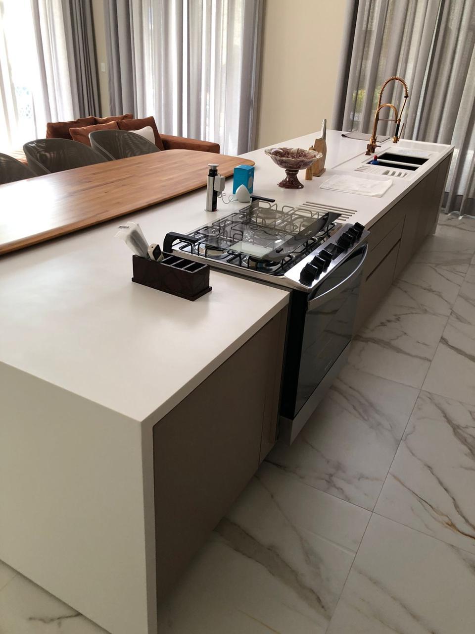 Ilha de cozinha em Corian® com cooktop