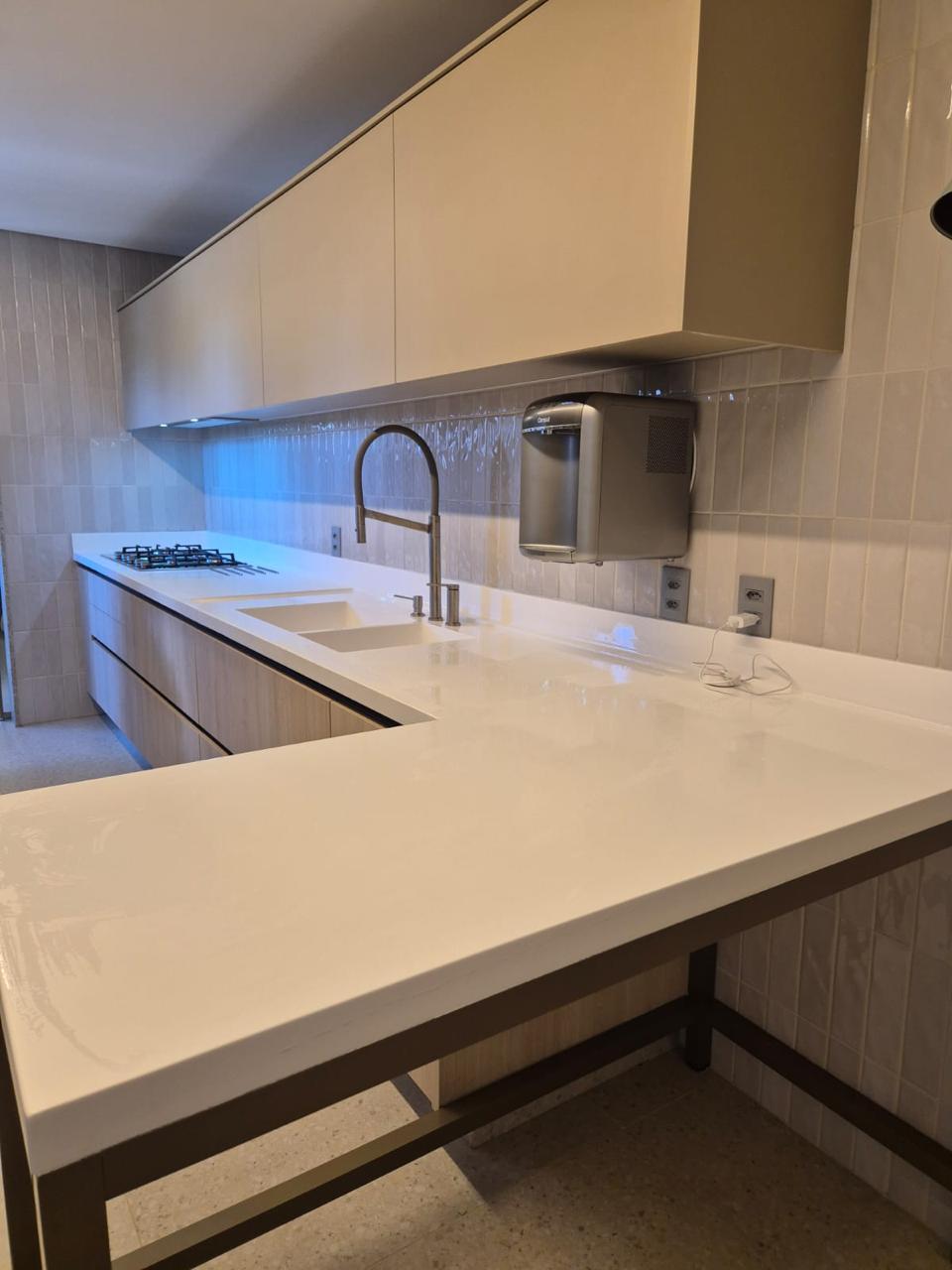 Bancada em U de cozinha em Corian®